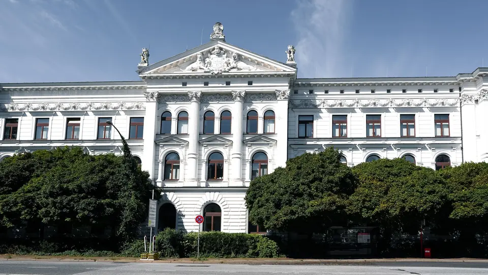 Atemberaubende Renaissance-Architektur eines historischen Gebäudes in Hamburg, das klassische Gestaltungselemente präsentiert.