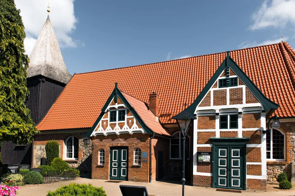 Eine Detailansicht einer historischen Kirche mit Fachwerkarchitektur in Hamburg, die traditionelles Design zeigt.