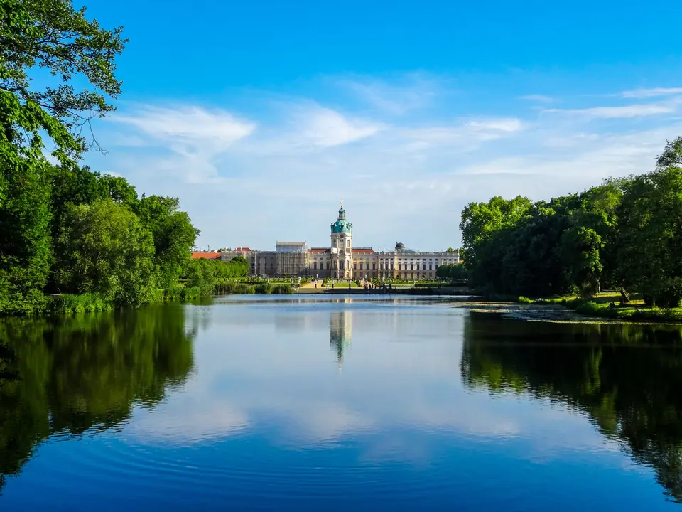 Atemberaubender Blick auf das Schloss Charlottenburg, das sich in einem ruhigen See in Berlin widerspiegelt.