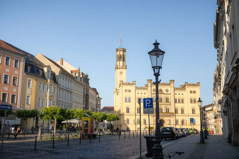 Bezaubernder Blick auf das Rathaus und die Straße von Zittau in der Morgensonne, Sachsen, Deutschland.