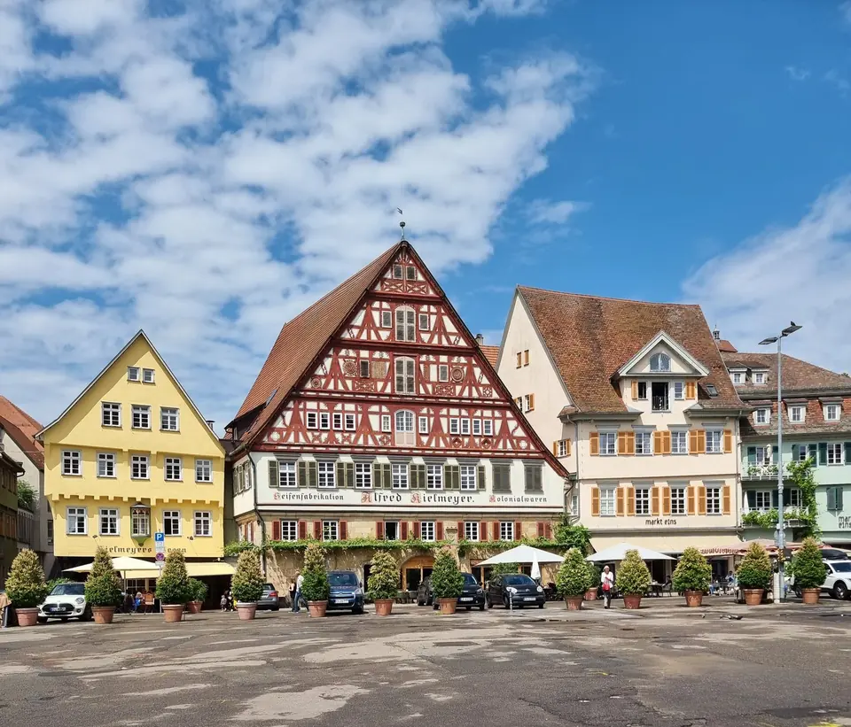 Schöne Fachwerkgebäude am Marktplatz von Esslingen, die traditionelle deutsche Architektur präsentieren.