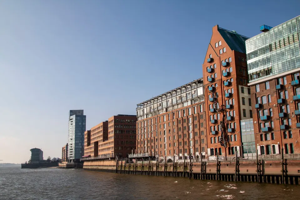 Entdecken Sie die historische Uferarchitektur entlang der Elbe in Hamburg, Deutschland.