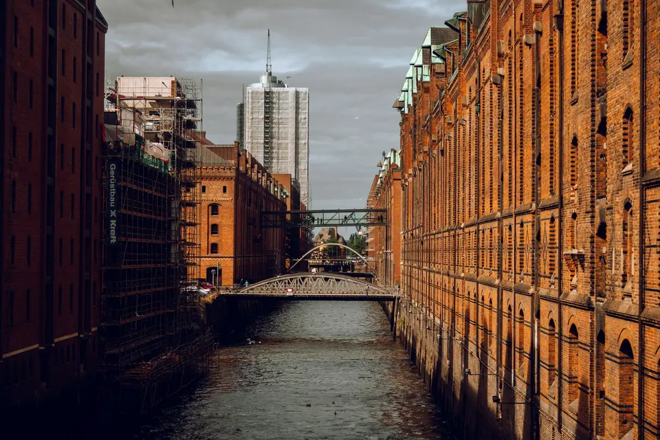 Historische Lagerhäuser aus rotem Backstein säumen den Kanal in der Hamburger Speicherstadt.
