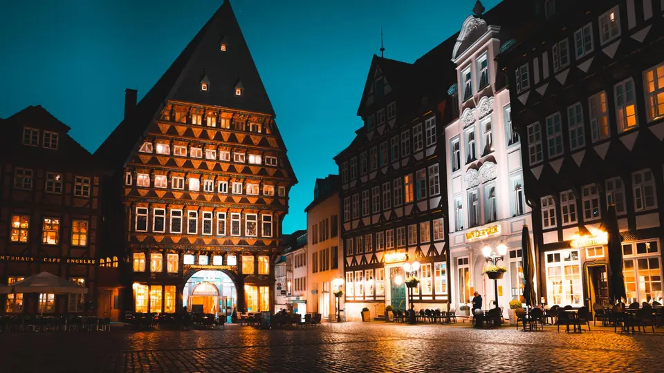 Wunderschön beleuchtete Abendansicht in Hildesheim, Deutschland, die historische Architektur präsentiert.