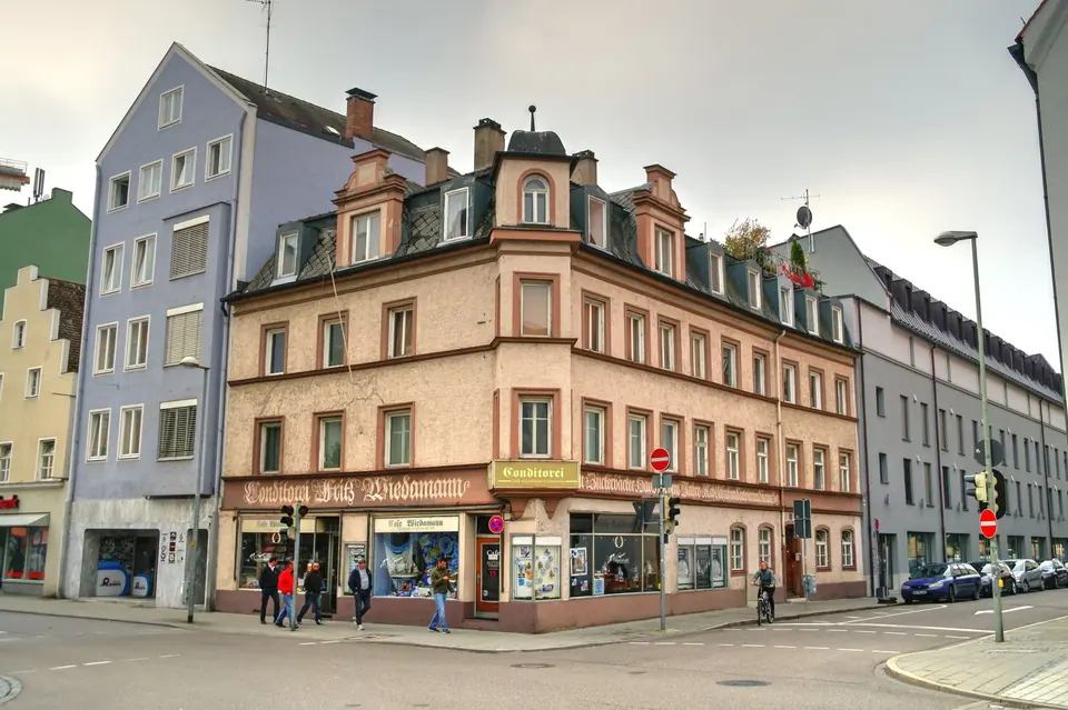 Charmante Straßenansicht eines historischen Cafégebäudes in Ingolstadt, Deutschland.