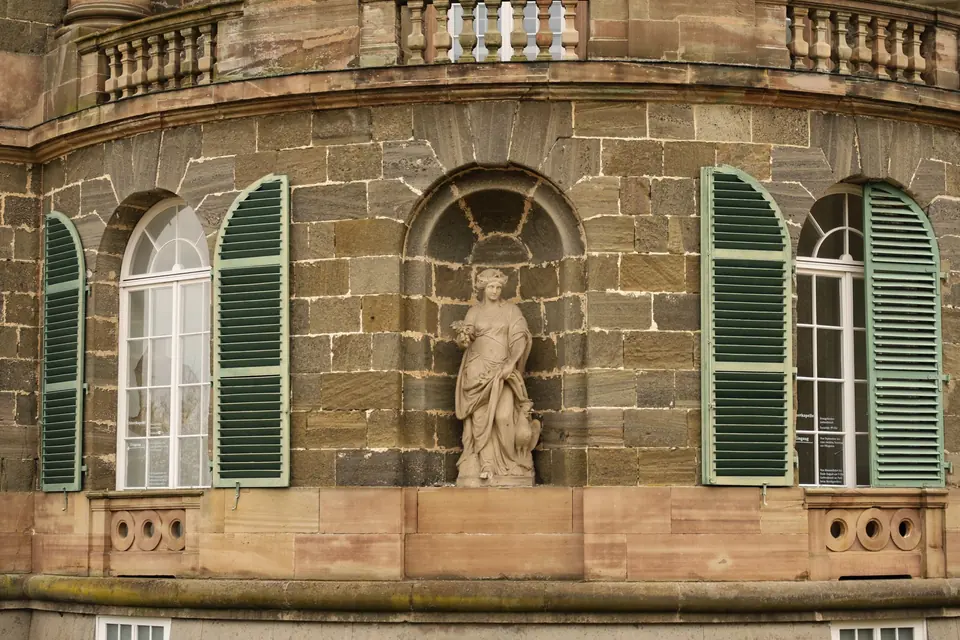 Komplizierte Steinfassade mit Statue im Schloss Wilhelmshöhe, Kassel, Deutschland.