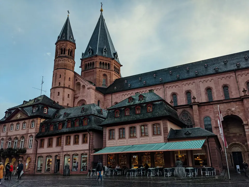 Malersicher Blick auf die Fassade des Mainzer Doms und den angrenzenden Platz in Deutschland, der seinen architektonischen Charme einfängt.
