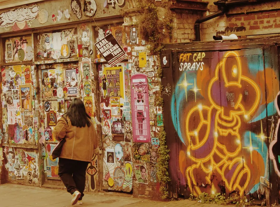 Lebendige städtische Straßenkunst und Graffiti, das eine Wand in einer pulsierenden Stadt bedeckt.