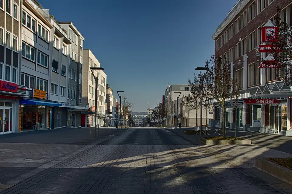 Eine ruhige Stadtstraße in Mönchengladbach, Deutschland, die städtische Architektur zeigt.