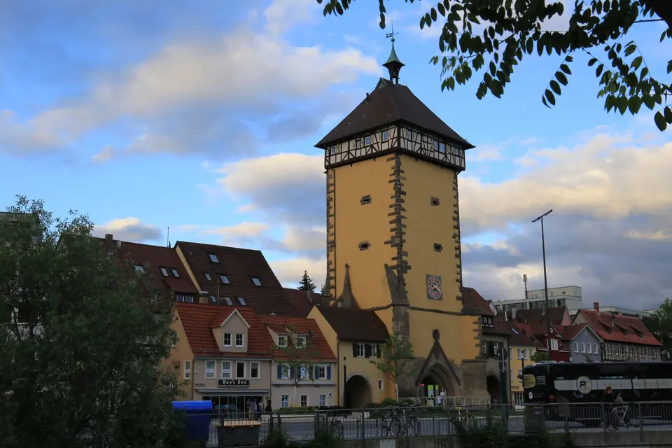 Historischer Uhrturm in Reutlingen, Baden-Württemberg, vor einem leuchtend blauen Himmel.