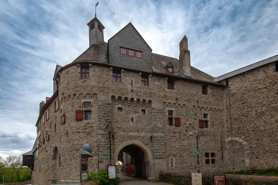 Steinfassade der Burg in Solingen, Deutschland, unter einem bewölkten Himmel.