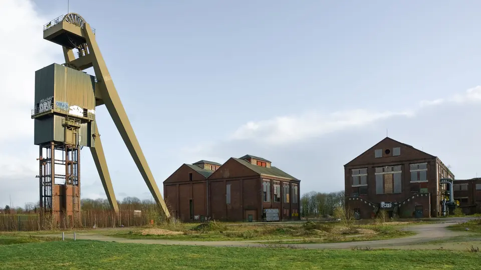 Industrielles Erbe Fördertürme und Gebäude in Velbert, NRW, Deutschland unter einem klaren Himmel.