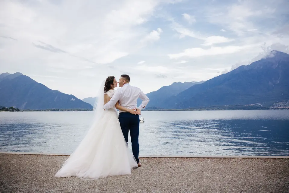Braut und Bräutigam teilen einen romantischen Moment am Comer See in Menaggio, Italien.