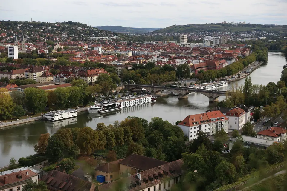 Luftbild des Würzburger Stadtbildes mit dem Main, historischer Architektur und üppigem Grün.